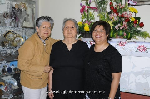 12032015 CUMPLEAñOS.  Bertha Irene Álvarez García el día de su onomástico, con su hija Irene y su prima Bruni.