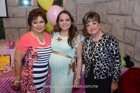 12032015 FELIZ ESPERA.  María Lucía de León con su mamá, Graciela González, y su suegra, Lupita Tello, en su fiesta de canastilla.