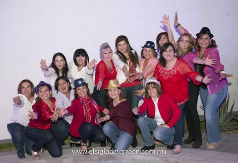 12032015 DIVERTIDA REUNIóN.  Compañeras de academia de baile en reciente evento social.