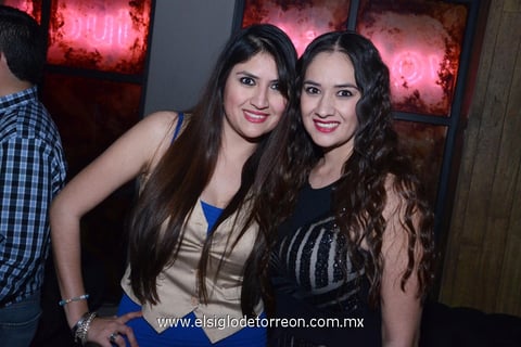 12032015 FELIZ CUMPLEAñOS.  Kenia Palma celebró su cumpleaños en un antro de la ciudad. En la foto, la acompaña Katia.