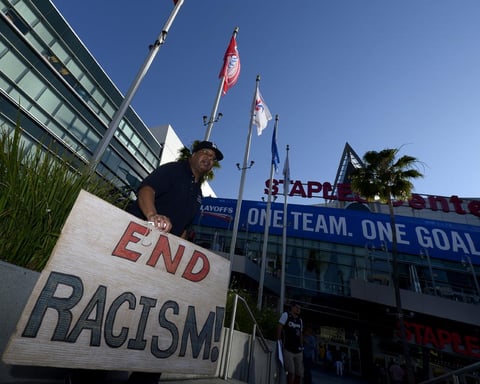 El propietario de Los Clippers, Donald Sterling, fue vetado de por vida en la NBA y multado con 2.5 millones de dólares estadounidenses por comentarios racistas que hizo a su novia y cuya grabación trascendió a los medios de comunicación.