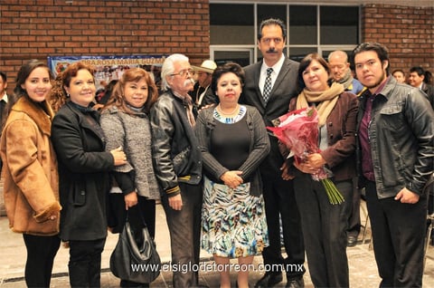 14032015 La homenajeada lució muy contenta en compañía de sus hermanas: Liliana, Patricia, Anabel, Lily y su hijo Luis Ariel.