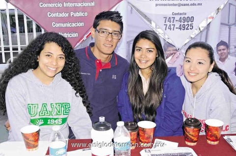 14032015 AMIGOS.  Yéssica, Sergio, Nancy y Thalía.