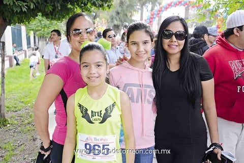 14032015 PARTICIPAN EN CARRERA.  Adriana, Mariana, Adriana y Angélica.
