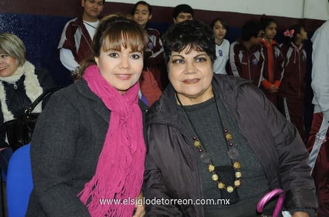 14032015 POSAN PARA LA FOTO.  Consuelo y Abigaíl.