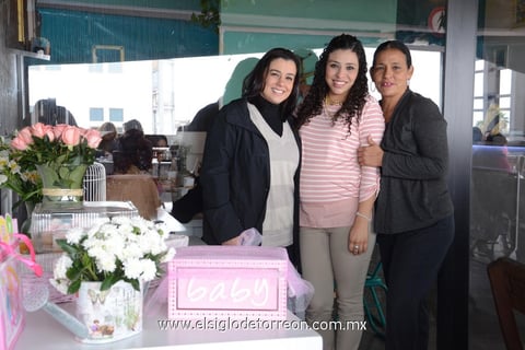 17032015 SE LLAMARá ISABEL.  Anaís Santibáñez el día de su prenatal, acompañada de su mamá Patricia Vielma y su cuñada Aileen Ortiz.