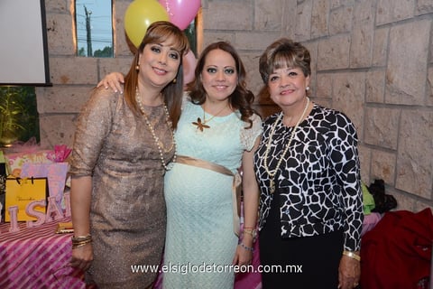 17032015 FELIZ ESPERA.  María Lucía en compañía de su hermana Graciela León y su mamá Graciela González.