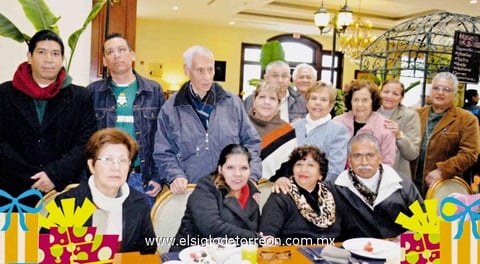 16032015 Festejando el cumpleaños de Irma Cervantes y Evita Méndez. Los acompañan: Benito, Sergio, Alfonso, Silvia, Raúl, Lalo, Candy, Irma, Chelito, Daniel, Rosy, Alicia y Goyito.