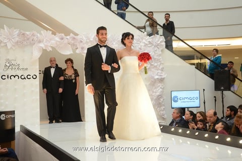 17032015 Hermosos vestidos de novia fueron presentados en pasarela.