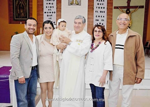 15032015 Gregorio Alejandro Rodríguez, Karla Favela Serrato, el pequeño Gregorio Alejandro Rodríguez Favela, Sacerdote José Luis Gómez Gómez, Elvira Padilla y Gregorio Rodríguez García.