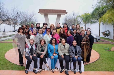 15032015 Grupo de veterinarias y amigas celebrando el Día Internacional de la Mujer.