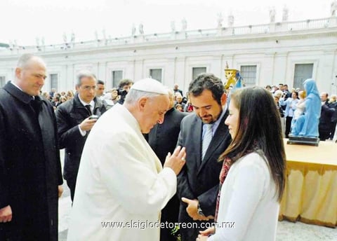 15032015 La feliz pareja recibiendo la bendición del Papa Francisco.