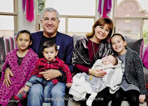 15032015 FELIZ CUMPLEAñOS.  Rafael Díaz acompañado de su esposa, Laura de Díaz, y sus nietos, Luciana, Rafita, Pía y Regina.