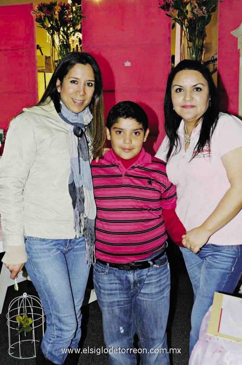 15032015 Valeria Villegas, Enrique Castillo y Alma Arguijo.