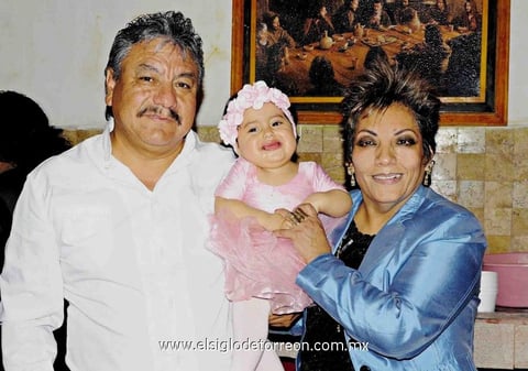 15032015 CUMPLE UN AñO.  Renata con sus abuelitos, Rogelio y Lupita.