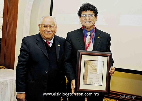 15032015 Dr. Alberto Aguilar Morales recibió reconocimiento por terminación de su período de presidente de la Asoc. de Médicos Generales de manos del Dr. Enrique Alemán Mallen, representante del Sistema de Educación a nivel nacional.