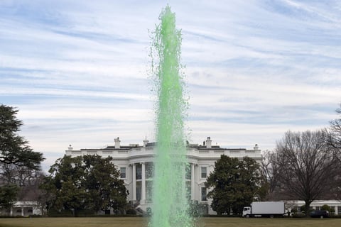 El agua de fuentes de la Casa Blanca fue teñida de verde con motivo de la festividad de San Patricio, patrón de Irlanda.