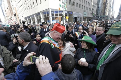 El cardenal de Nueva York, Timothy Dolan, se mostró muy cercano con los espectadores de la procesión.