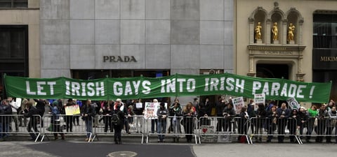 El desfile destacó este año por ser el primero en incluir un contingente gay de trabajadores del canal de televisión NBC.