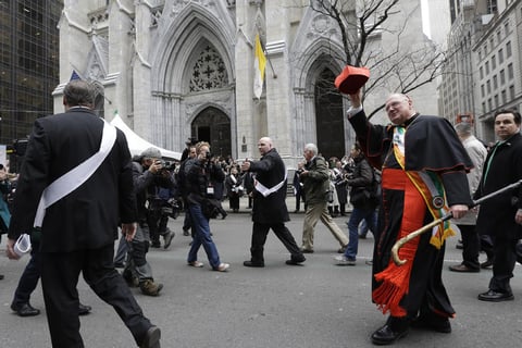 El mariscal de este año fue el arzobispo de Nueva York, Timothy Dolan, quien al arranque del desfile ofició una misa precisamente en la catedral de San Patricio.