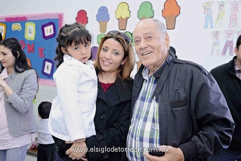 18032015 EN FAMILIA.  Alexa, Gabriela y Gabriel.