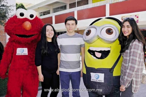 19032015 SE DIVIERTEN.  Yulissa, Luis Ángel y Andrea.