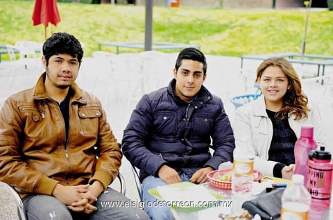 18032015 EN LA UNIVERSIDAD.  Joel, Javier y Sayde.