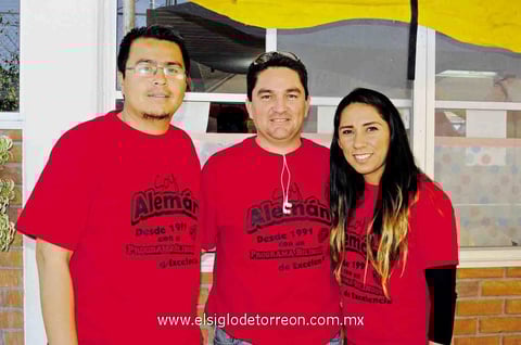 18032015 EN UNA KERMéS.  Hugo, Luis y Karla.