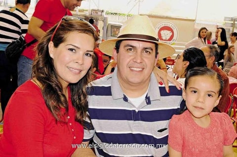 19032015 EN FAMILIA.  Lupita, Víctor y Ximena.