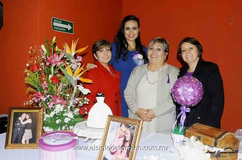 21032015 Amigas y familiares disfrutaron junto a la futura esposa una agradable tarde.