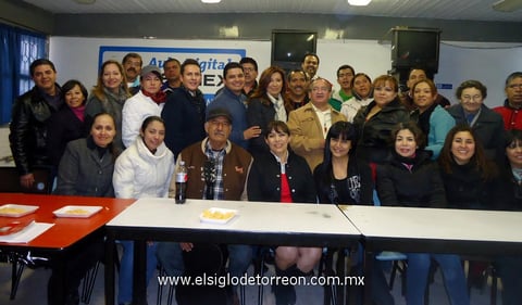 22032015 SE JUBILA.  Una fiesta de despedida le fue organizada al Profr. Isaías González Aguilera por sus 32 años de servicio docente. En la foto, lo acompañan familiares y amigos.