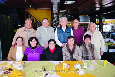22032015 CUMPLE AñOS.  Elvira festejó un año más de vida en compañía de sus hermanos, hermanas y cuñados. En la fotografía, aparecen Rafael, Mario, Enrique, Antonio, Jorge, Elvira, Olga, Irma y Silvia.