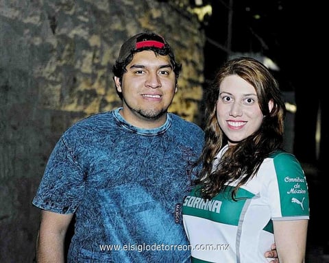22032015 APOYAN AL SANTOS.  Aníbal y Rocío.