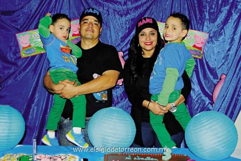 22032015 FESTEJO AL DOBLE.  Sebastián y Daniel cumplieron años, por lo que fueron festejados por sus papás, Daniel Ramírez y Anaís Dena.