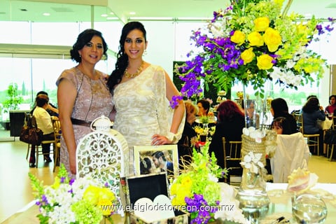 22032015 LLEGARá AL ALTAR.  Miriam González Jaramillo en compañía de su mamá, Yolanda Jaramillo Valadez.