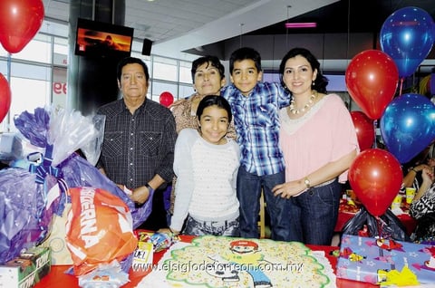 22032015 DE FIESTA.  José Manuel Martínez Antúnez cumplió 8 años y lo celebró en conocido restaurante de pizzas. Lo acompañan su mamá, Perla Antúnez de Martínez, su hermana, Dania Paola y sus abuelos, Carmen Ávila de Antúnez y Adolfo Antúnez.