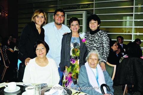 22032015 30 AñOS DE SERVICIO DOCENTE.  Margarita del Carmen Rodríguez Bernal se jubiló, por lo que fue festejada por su familia. En la fotografía: Rebeca, Carlos, Libertad, Karina y Rebeca.