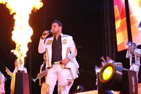 La banda MS acompañó su actuación con fuego y un espectáculo de luces.
