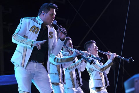 Los integrantes lucieron un traje blanco con detalles dorados.