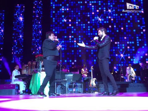 La sorpresa de la noche llegó con la presencia del ex "coach" de La voz... México, David Bisbal en el entarimado, para cantar a dueto Yo te bendigo y Yo no nací para amar. La cuenta de Twitter del Auditorio Nacional compartió imágenes de ambos cantantes juntos en el escenario.