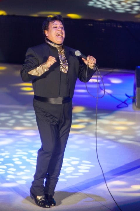 Con un traje negro y camisa dorada, Juan Gabriel cantó Siempre en mi mente, Tus ojos mexicanos lindos, Catalina, Mi fracaso e Insensible, las primeras de la noche, rodeado por sus músicos.