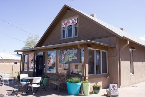 The Candy Lady Store es sólo una de las paradas de los diversos tours que desde hace años se ofrecen en la ciudad para los fanáticos que buscan conocer lo puntos donde se desarrolló la historia de “Walter White”.