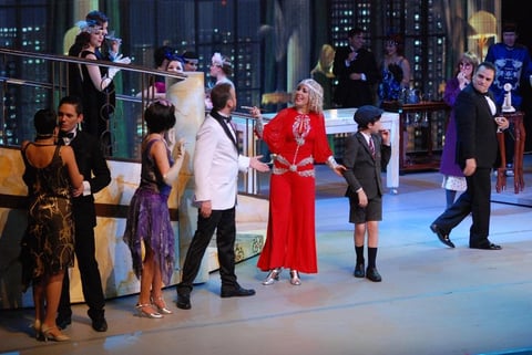 Aunque por momentos se notó nerviosa, así como agitada al cantar y bailar de manera simultánea, Salas convenció al público que asistió a la función especial.