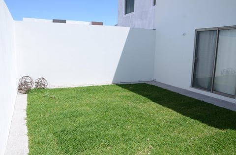 Tu familia podrá disfrutar de una amplio jardín en el que podrá vivir momentos inolvidables.

Medidas: 6 x 8 mts