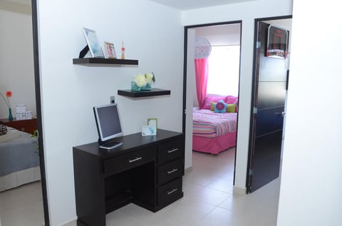La casa Campira está distribuida para que aproveches al máximo cada espacio. En la segunda planta de la casa puedes colocar un área de estudio o trabajo.