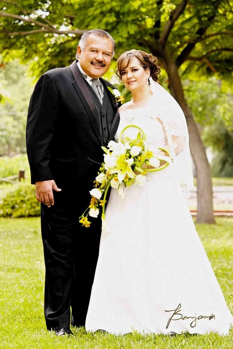 Dr. Juan Antonio Olivas Carrillo y Sra. Érika Limón de Olivas contrajeron nupcias el 16 de abril de 2014, por lo cual festejaron en días pasados su primer aniversario de bodas.- Benjamín Fotografía