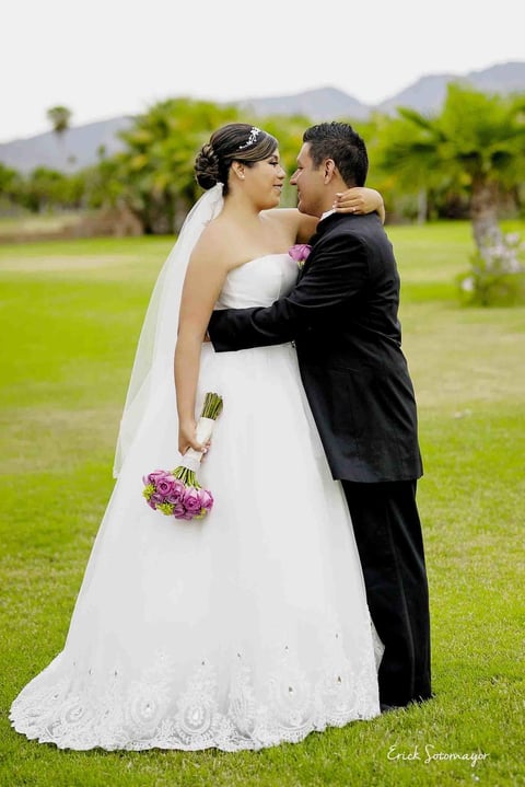 Unieron sus vidas en sagrado matrimonio Adriana Lara Trujillo y Mario Enrique Limón Puente. La emotiva ceremonia se llevó a cabo en los jardines de La Española, el día 10 de abril de 2015, en punto de las 6:00 p.m., ante las palabras del Pastor Benjamín Morado O. Son hijos de los Sres. Minerva Trujillo Torres; Mario E. Limón Barrios y Xóchitl Guadalupe Puente Morón.- Érick Sotomayor Fotografía