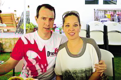 En amena reunión. Lalo y Daniela disfrutaron un convivio organizado por Dragons Team.