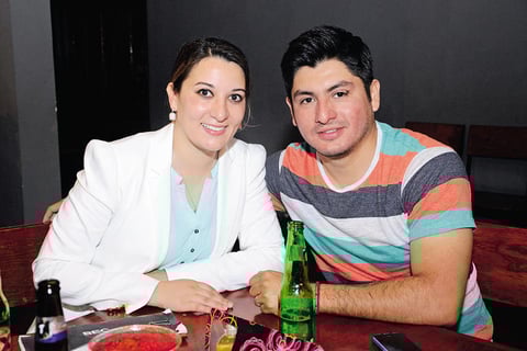 de noche. Captamos a Martha y Poncho en conocido establecimiento de Distrito Colón. 26