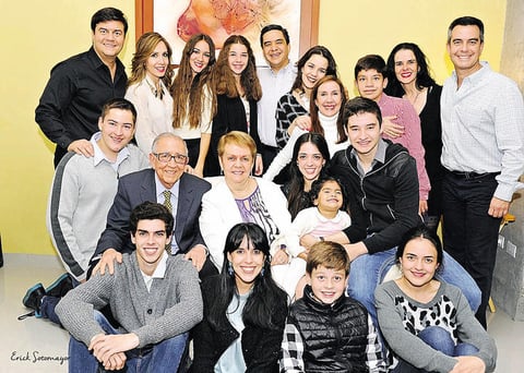 Bodas de oro. Acompañados de sus hijos Christa, Julio, Alberto y Ana, así  como de sus yernos, nietos y bisnietos, Julio Pérez y Christa Luethje celebraron 50 años de feliz matrimonio.